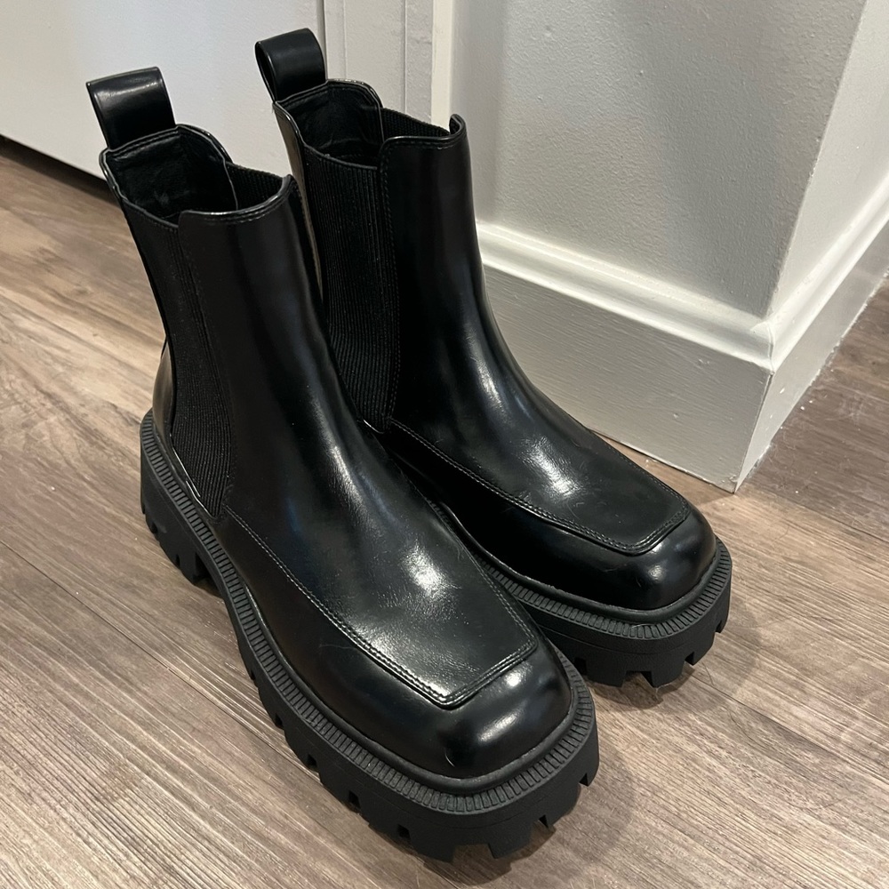 BRAND NEW Chunky Chelsea boot